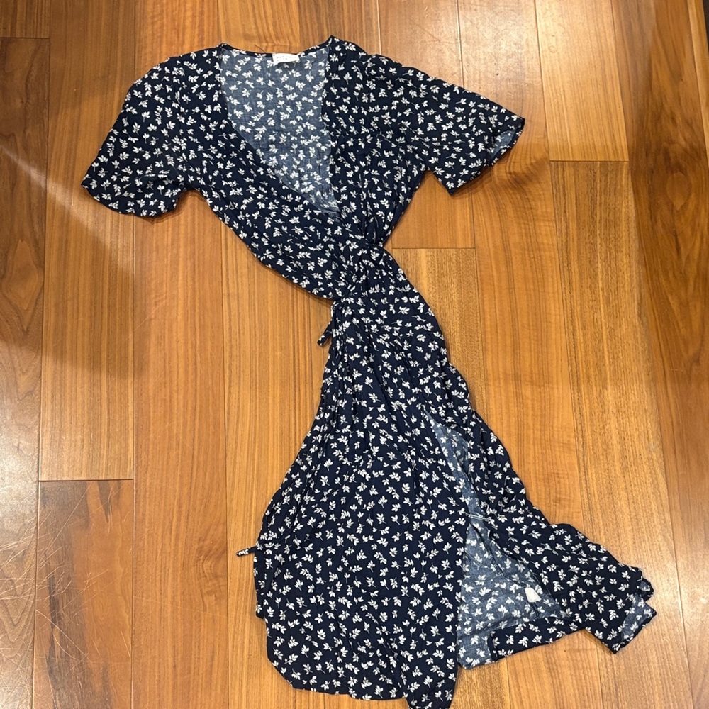 Chic Dee Elly Navy Floral Floral Midi Wrap Dress w Flutter sleeves size Small